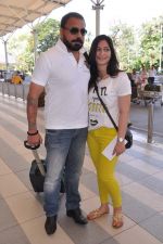 Bunty Walia leave for charity match in Delhi Airport on 30th March 2013 (21).JPG